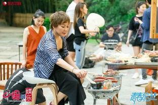 娱乐吃瓜热议,吃瓜群众狂欢，揭秘明星幕后故事