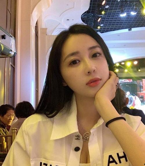 空姐吃瓜娱乐,空姐揭秘娱乐圈幕后吃瓜趣事